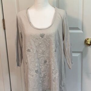 LOGO APPLIQUÉD TSHIRT NWOT SIZE MEDIUM